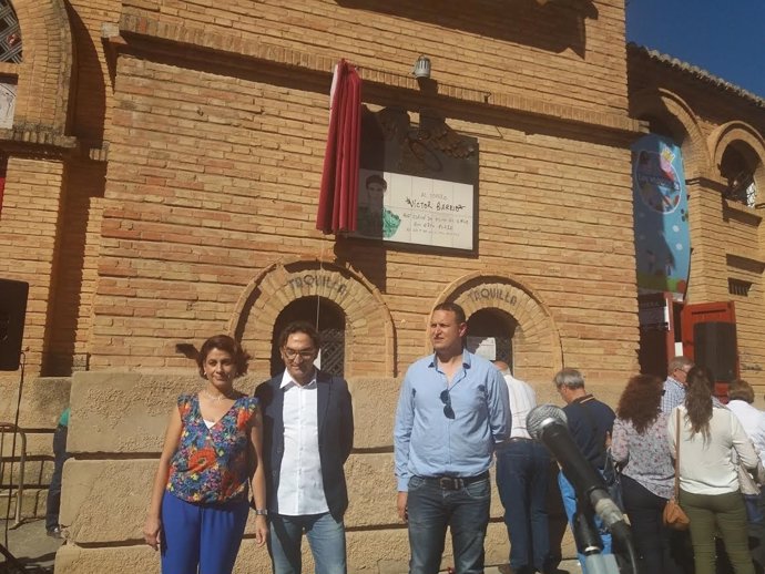 Teruel homenajea al torero Víctor Barrio con una placa en la plaza de Toros.