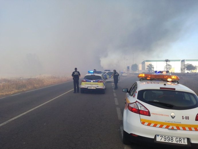 Incendio junto al barrio de San Rafael de Torreblanca, en Sevilla