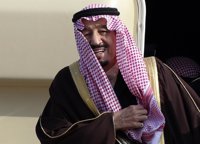 El rey saudí ordena despedir a un columnista que le aduló comparándolo con Alá