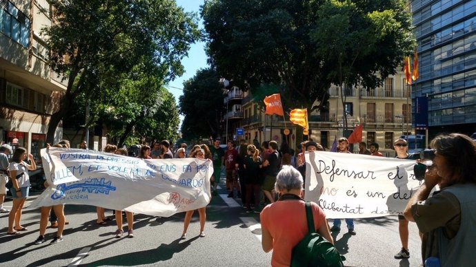 Protesta de Arran ante la Comisaría de los Mossos en Les Corts de Barcelona