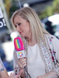 Cifuentes cree que la presencia de todos los partidos en el Orgullo supone un "punto de inflexión"