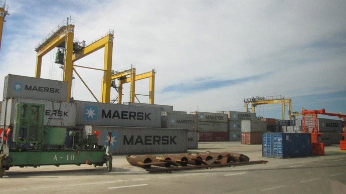 Grúas y contenedores en el Puerto de Valencia