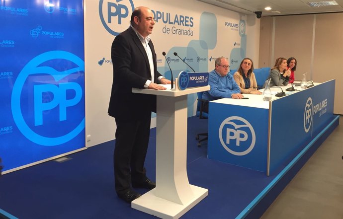 El presidente del PP de Granada, Sebastián Pérez, en rueda de prensa