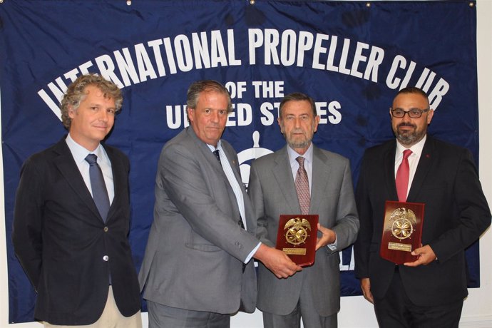 Firma de la adhesión del Puerto de Sevilla al 'Propeller Club'