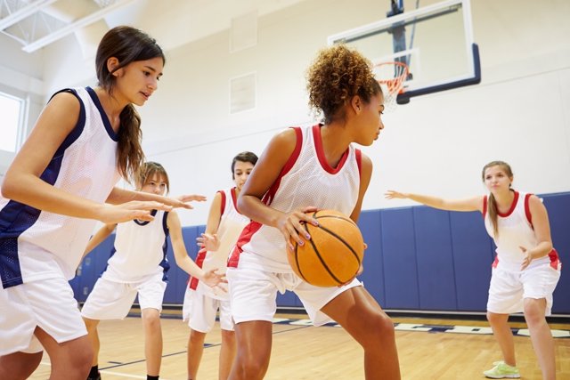 Cómo evitar que las niñas abandonen el deporte en la pubertad