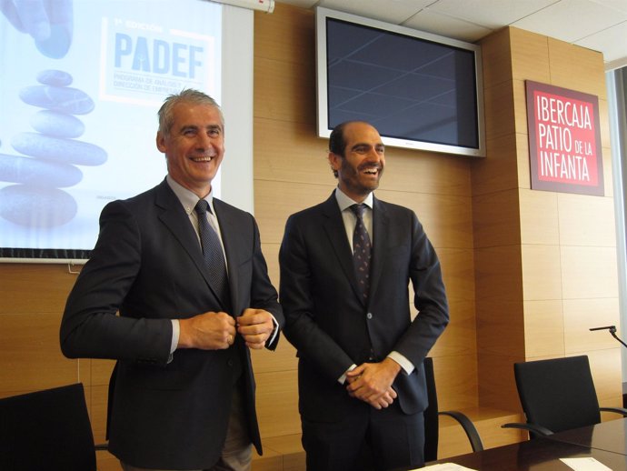 Juan Carlos Sánchez y Daniel Rey tras firmar el acuerdo entre Ibercaja y AEFA