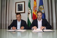 Diputación y Junta firman un convenio para impulsar los planes de vivienda y suelo de municipios de Huelva