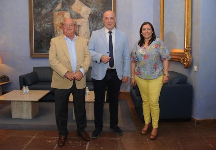 El presidente de la Diputación, Antonio Ruiz (centro), junto a Tamarit