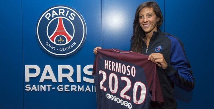 Jenni Bell posa amb la seva nova samarreta del PSG