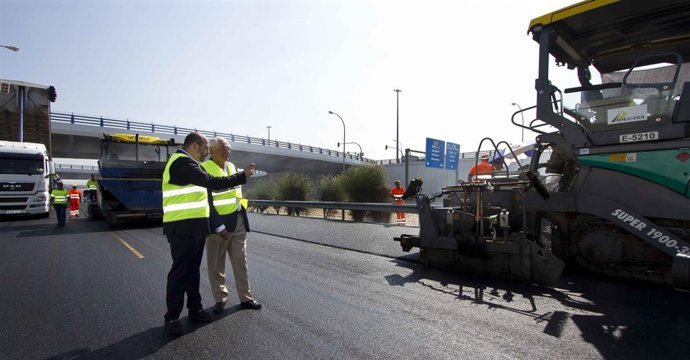 Imagen de Pedro Rollán durante una visita a la M-45