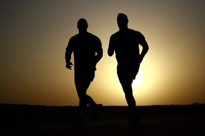 Dos hombres corriendo