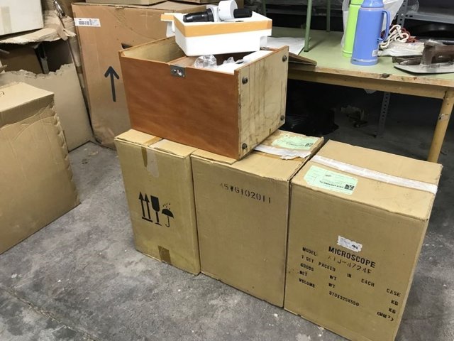 Cajas abandonadas en una nave municipal de Riba-roja