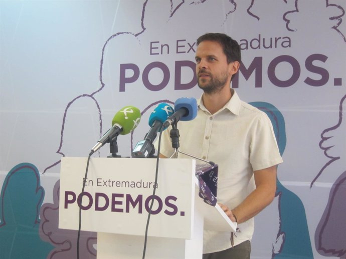 El portavoz del Grupo Parlamentario Podemos, Álvaro Jaén, en rueda de prensa