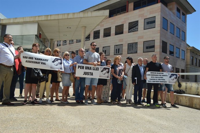 Concentració de familiars d'una víctima mortal de trànsit a Lleida