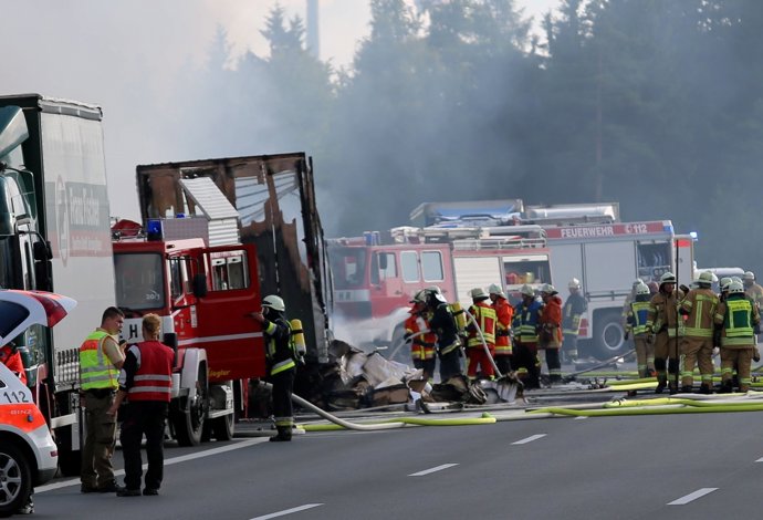 Bomberos apagan el fuego tras un accidente de autobús en Alemania