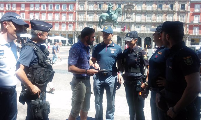 Policá francesa e italiana patrullando con madrileña en Plaza Mayor