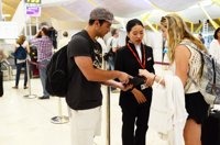 Continúan largas colas en el control de Barajas, coincidiendo con inicio de vacaciones y fin del WorldPride