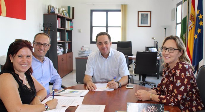 El alcalde de Valencina de la Concepción  firmando el contrato