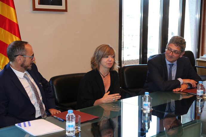 Signatura de l'acord, amb Meritxell Borràs