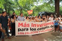 Unos 200 vecinos de Los Palacios (Sevilla) y representantes del Ayuntamiento piden a la Junta más inversión en educación