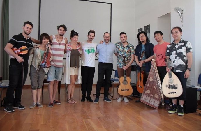 Compañía flamenca Benito García de Japón, junto al David Luque (centro)