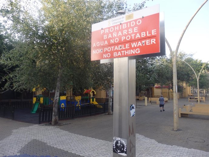 Cartel en una fuente de la Alameda