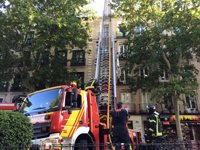 Bomberos extinguen un incendio en una vivienda de la calle Atocha que estaba vacía