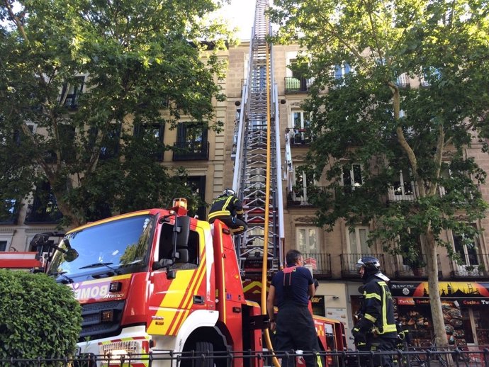 Bomberos extinguen  un incendio en la calle Atocha