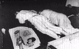 Cuerpos de los sacerdotes de San Patricio y dibujo de Mafalda