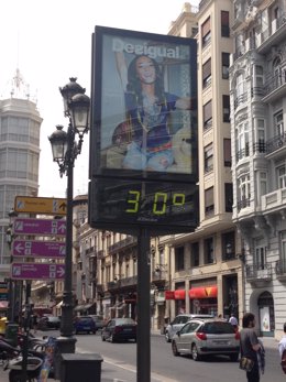 Termómetro marca 30 grados en Valencia.