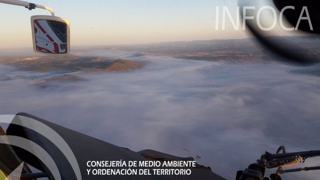 Una espesa nube de humo dificulta las tareas de los medios aéreos. 