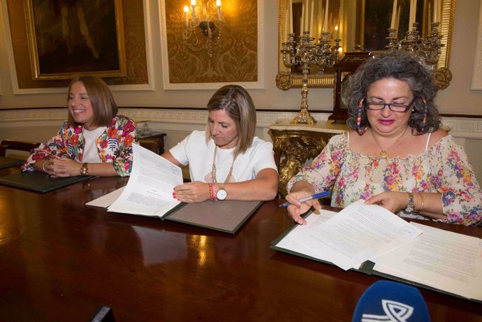 Irene García y Gemma García firman el convenio entre Diputación y Amep