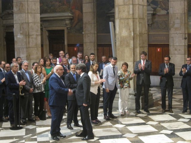 El pte.C.Puigdemont saluda a J.Baiget després del seu cessament