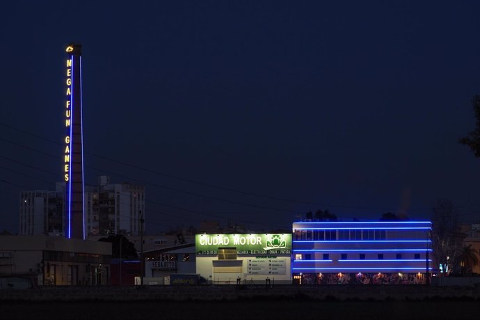 Luces de neón en la chimenea de la fábrica ILMA