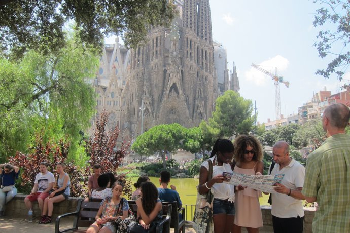 Turistes davant la Sagrada Família