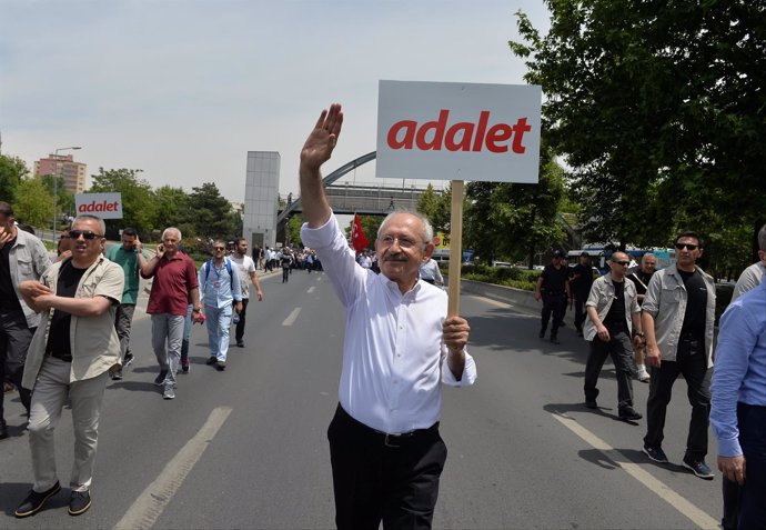 El líder del CHP, Kemal Kiliçdaroglu inicia una marcha de Ankara a Estambul
