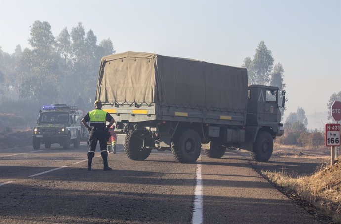 Efectivos de la Guardia Civil trabajando en el incendio de Riotinto (Huelva)