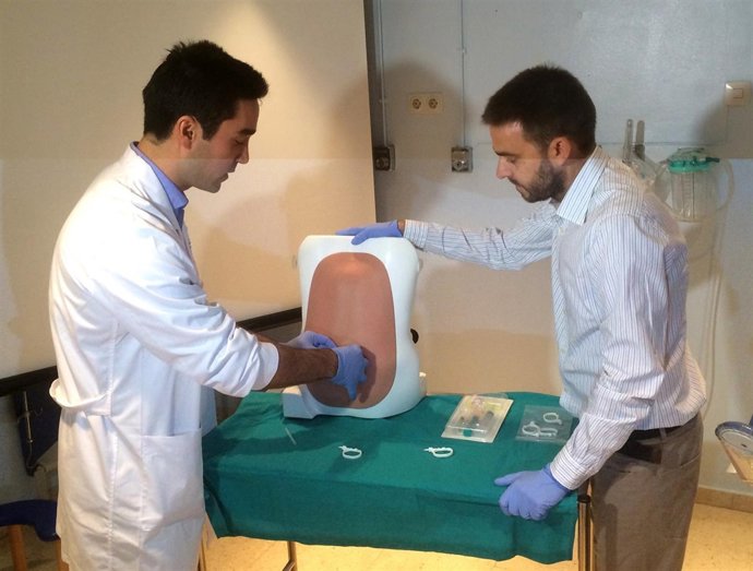 García (izq) aplicando el nuevo sistema