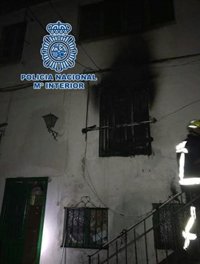 Dos agentes salvan la vida a un anciano en el incendio de una vivienda de Granada