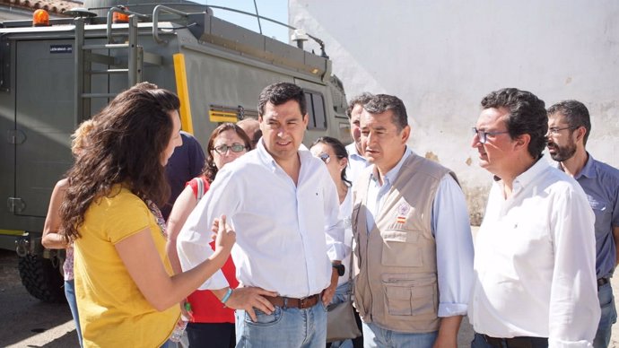 Juanma Moreno visita el puesto de mando avanzado por el incendio de Riotinto. 