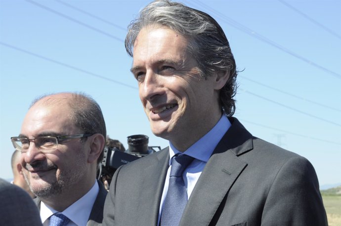 El ministro Íñigo de la Serna y el presidente aragonés, Javier Lambán.