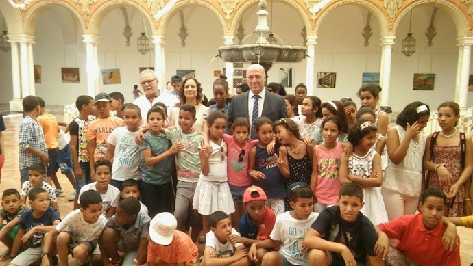 Antonio Ruiz (centro), junto a Ana Guijarro y los niños saharauis