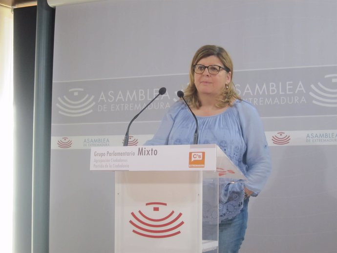 La portavoz de Ciudadanos en la Asamblea de Extremadura en rueda de prensa