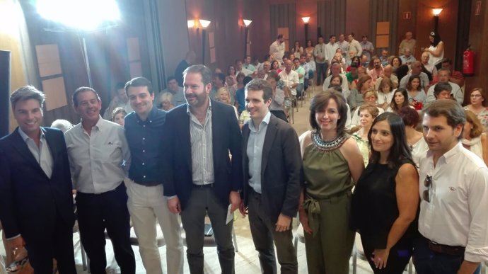 Casado (centro) con responsables del PP de Córdoba