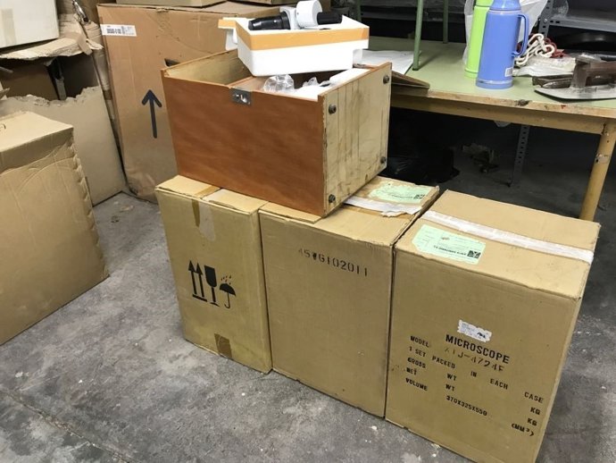 Cajas abandonadas en una nave municipal de Riba-roja