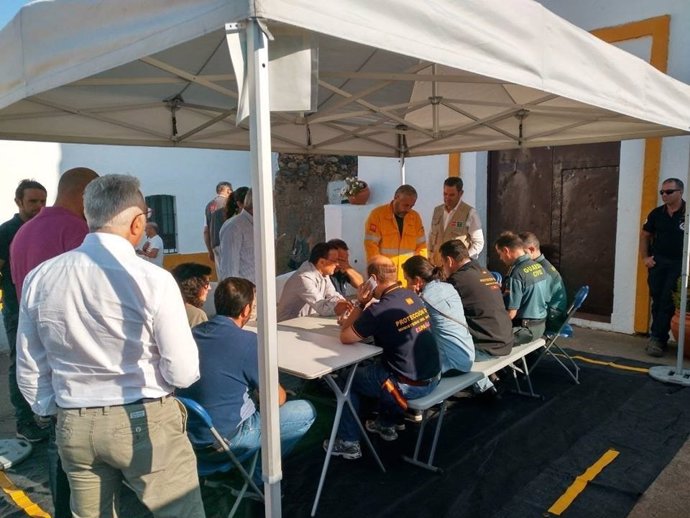 Reunión en el Puesto de Mando Avanzado por el incendio de Riotinto. 