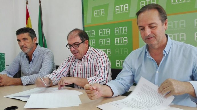 Amor (centro) y Ruano (dcha.) renuevan el acuerdo entre sus organizaciones