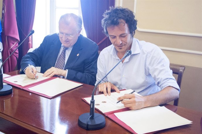 La firma del bono social eléctrico