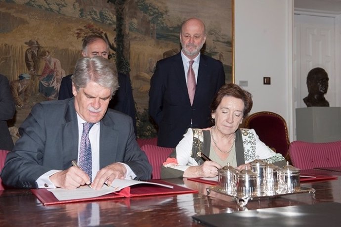 Dastis firma un acuerdo con la presidenta de la APM, Victoria Prego