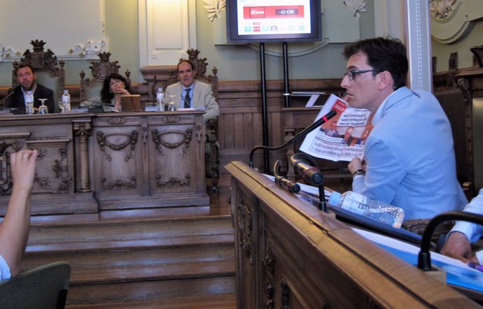 Pedro Herrero (PSOE), interviene en el Pleno ante la mirada de Puente